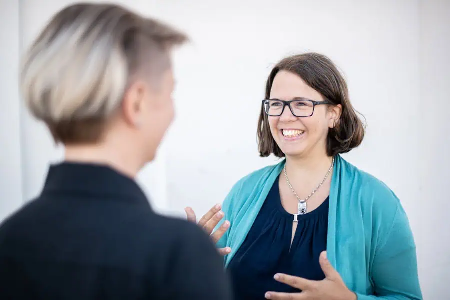 marie_meyer_marktl_business_coach Marie Meyer Marktl spricht mit einer Kundin.