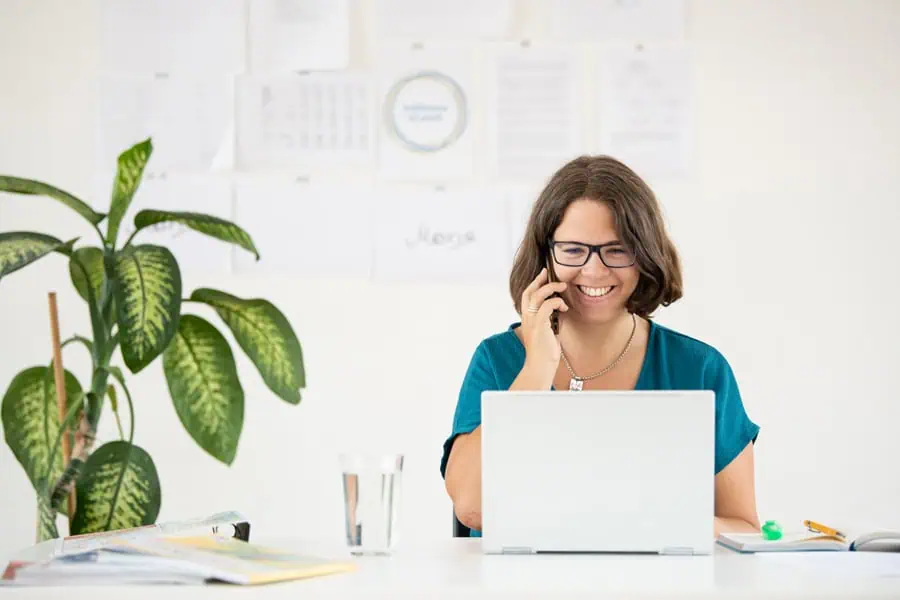 marie_meyer_marktl_business_coach Marie Meyer-Marktl telefoniert.
