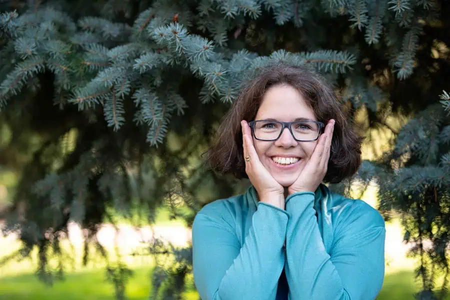 marie_meyer_marktl_business_coach Marie Meyer Marktl hält die Hände ans Gesicht.