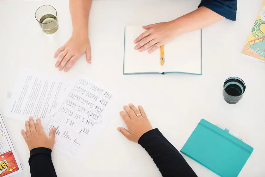 marie_meyer_marktl_business_coach Hände auf dem Schreibtisch.