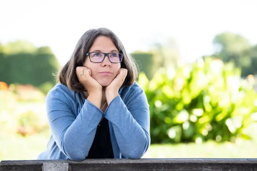 Marie blickt träumerisch in die Kamera.