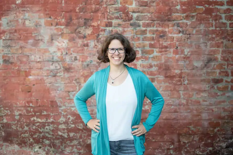 Marie Meyer Marktl stemmt die Hände in die Hüften.