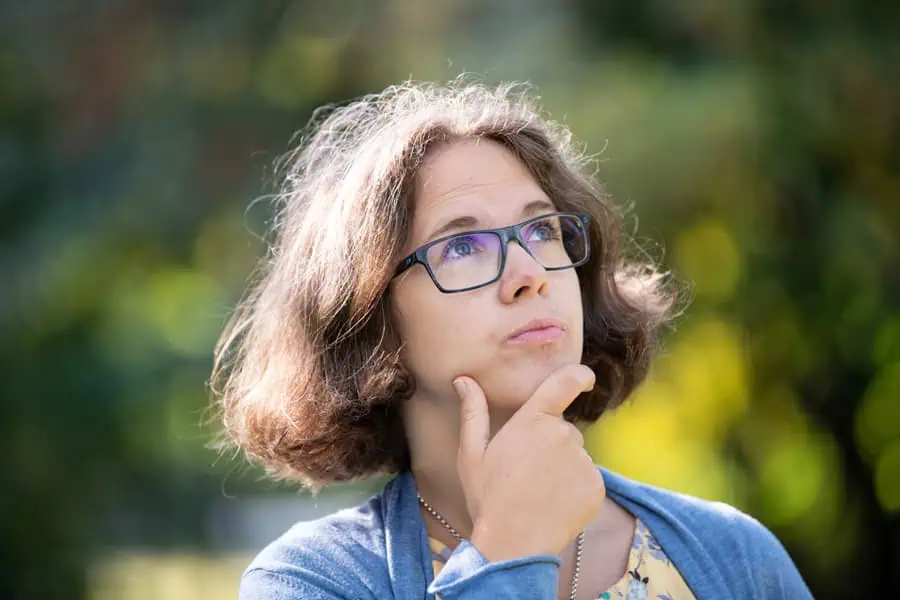 Marie Meyer Marktl denkt nach.