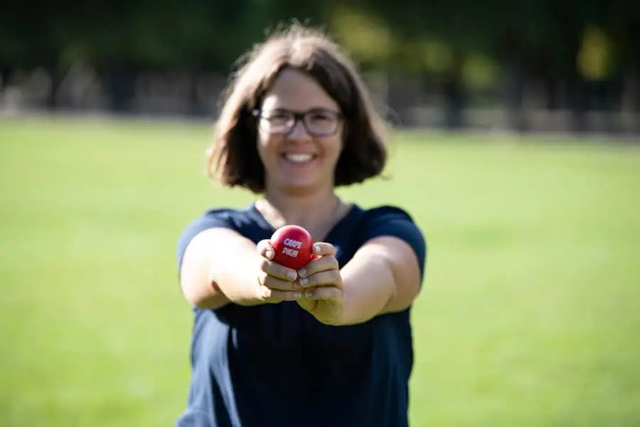 marie_meyer_marktl_business_coach Marie Meyer-Marktl hält einen Ball in die Kamera.