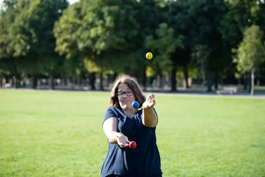 Marie Meyer-Marktl fallen die Jonglierbälle aus der Hand.