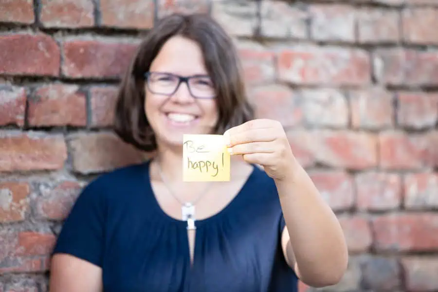 Marie Meyer-Marktl zeigt ein Post it in die Kamera.