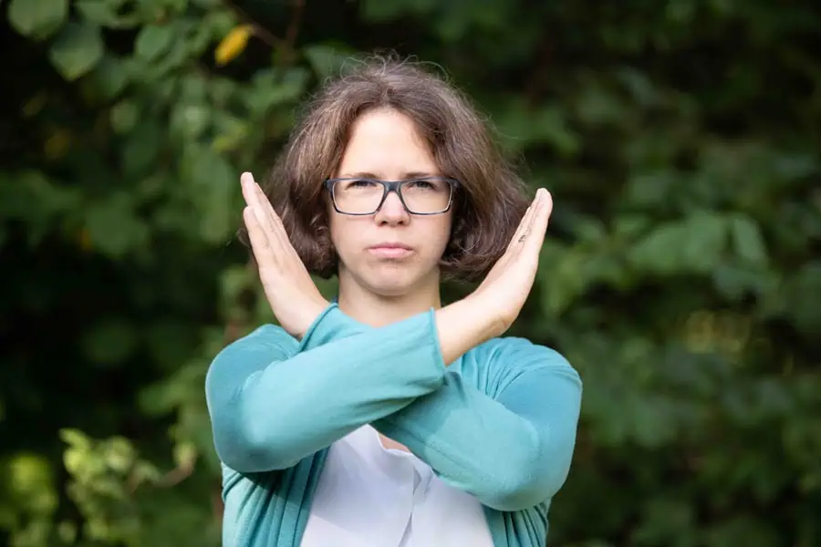 Marie Meyer-Marktl überkreuzt die Hände vor dem Kürper.