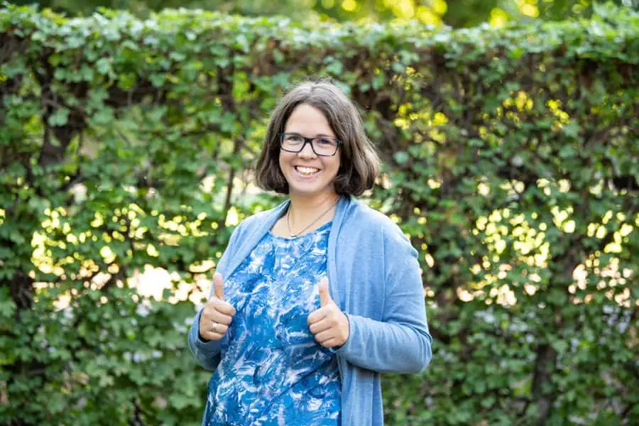 marie_meyer_marktl_business_coach Marie Meyer-Marktl hält die Daumen in die Höhe.