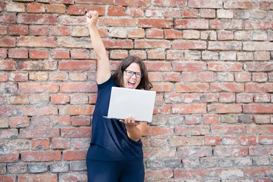 Marie Meyer Marktl hält freudig die Faust in die Höhe.