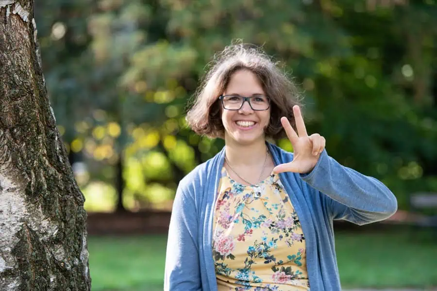 marie_meyer_marktl_business_coach Marie Meyer Marktl hält drei Finger in die Höhe