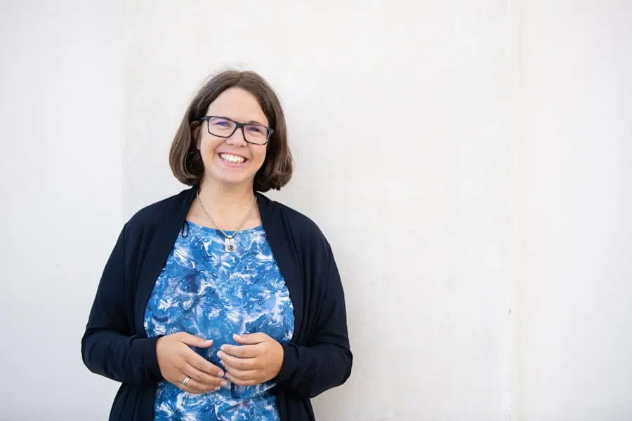 marie_meyer_marktl_business_coach Marie Meyer Marktl schaut motivierend in die Kamera.