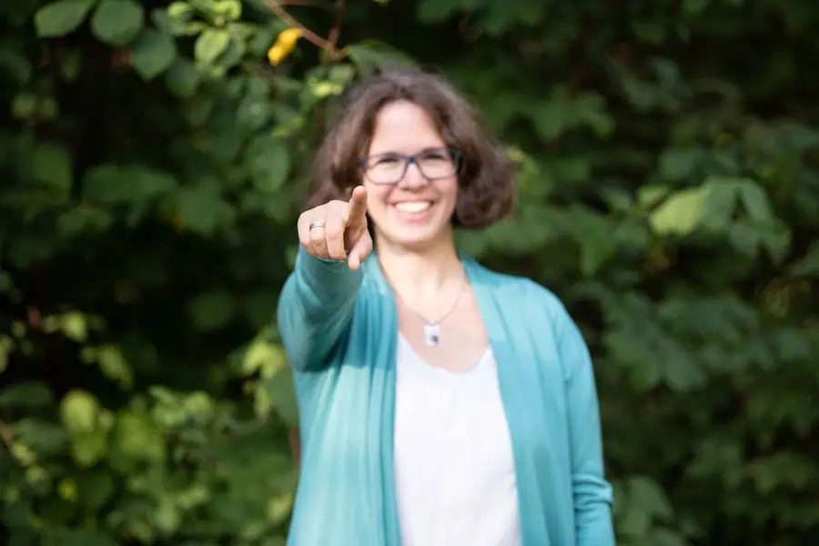 marie_meyer_marktl_business_coach Marie Meyer Marktl deutet mit den Finger in die Kamera.