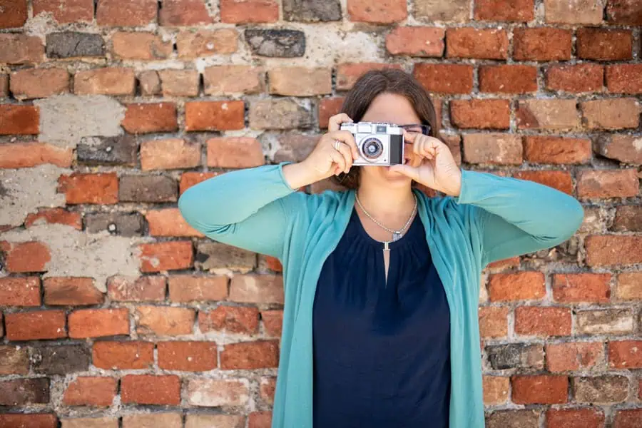 Marie hat einen Fotoapparat in den Händen.