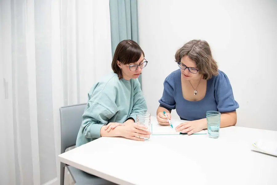 marie_meyer_marktl_business_coach (157) Blockaden lösen, Marie Meyer Marktl beim Coaching mit einer Frau