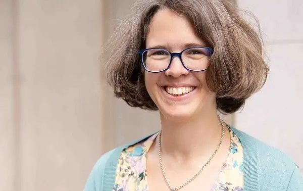 Life Coaching: Marie Meyer-Marktl lachendes Portrait