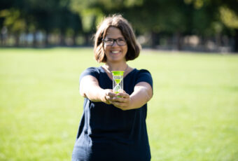 Zeitmanagement: Marie Meyer Marktl hat eine Sanduhr in der Hand.